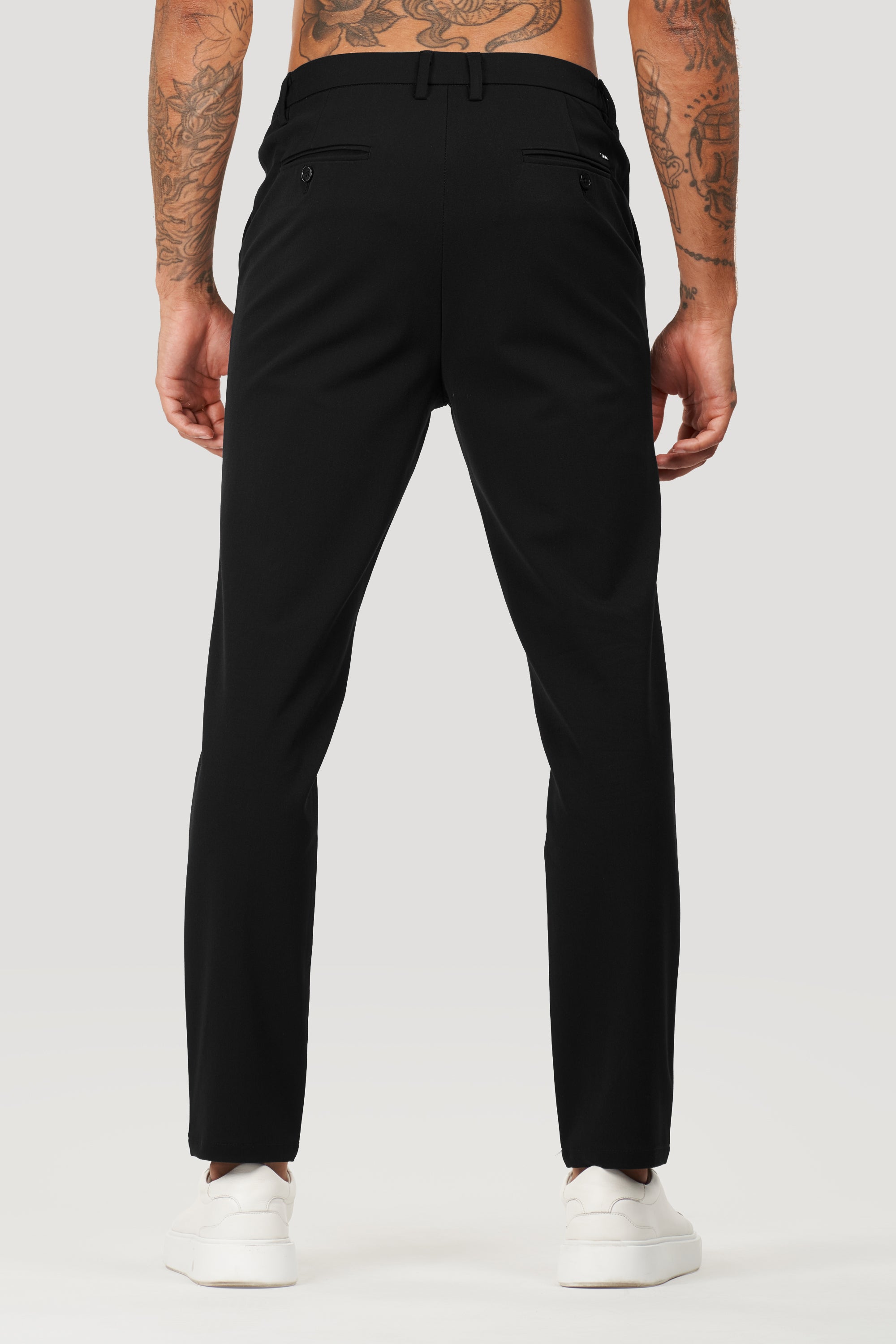 Pantalones capri negros a medida para hombre de Forth